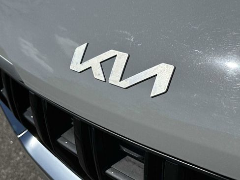 Used 2022 Kia Carnival EX FWD image 10