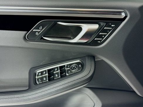 Certified 2025 Porsche Macan AWD/4WD image 11