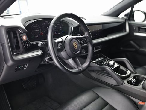 Certified 2024 Porsche Cayenne image 4