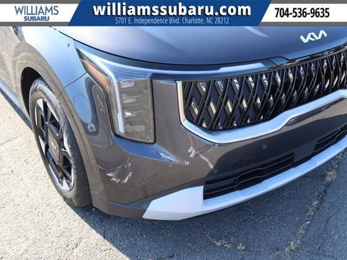 Used 2025 Kia Carnival EX FWD image 11