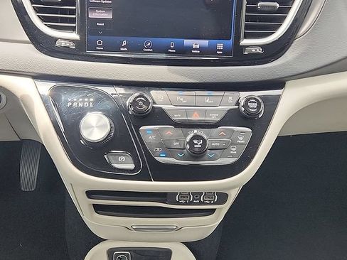 Used 2023 Chrysler Pacifica Touring-L FWD image 17