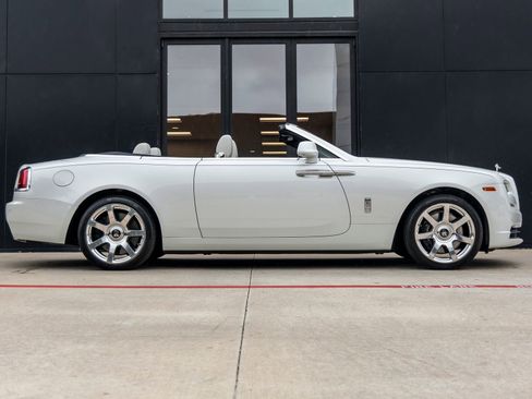 Used 2018 Rolls-Royce Dawn RWD image 13