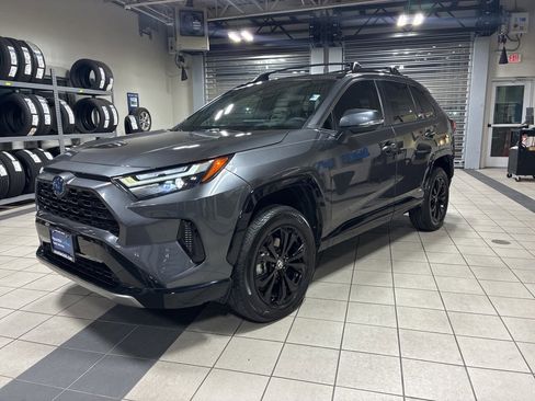Used 2024 Toyota RAV4 SE image 1