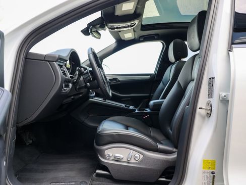 Certified 2026 Porsche Macan AWD/4WD image 36