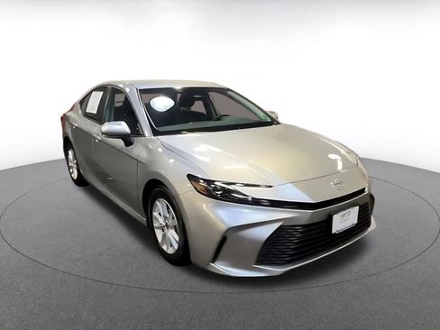 Used 2025 Toyota Camry LE image 3