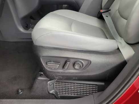 Used 2023 Toyota Sienna XLE w/ XLE Plus Package FWD image 19