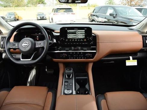 New 2025 Nissan Pathfinder Platinum image 8