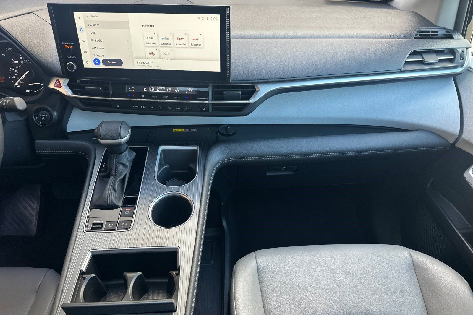 Used 2026 Toyota Sienna XLE FWD image 30