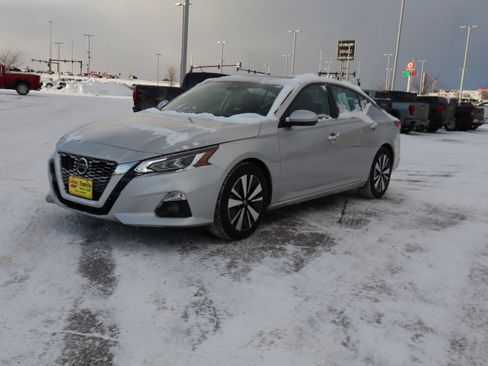Used 2020 Nissan Altima 2.5 SV image 3