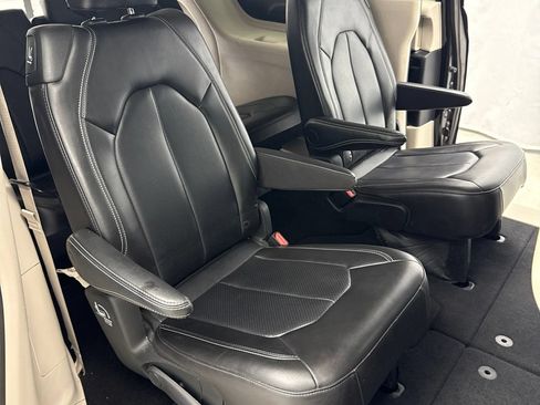 Used 2024 Chrysler Pacifica Touring-L FWD image 30