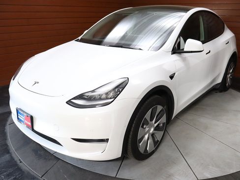Used 2023 Tesla Model Y Long Range image 2