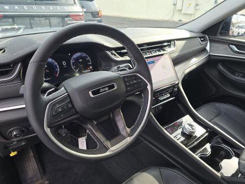 Used 2023 Jeep Grand Cherokee Limited image 2