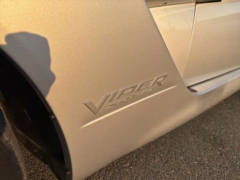 Used 2004 Dodge Viper SRT-10 image 18