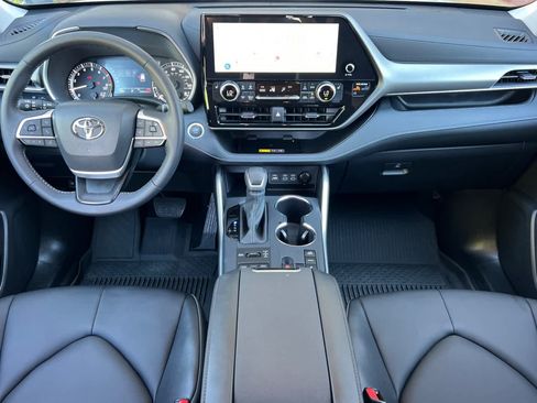 Used 2026 Toyota Highlander XLE AWD/4WD image 3