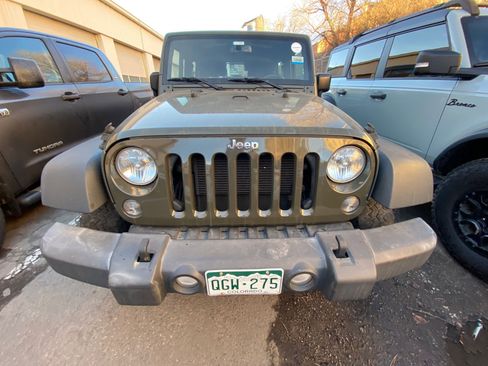 Used 2015 Jeep Wrangler Rubicon w/ Power Convenience Group image 3