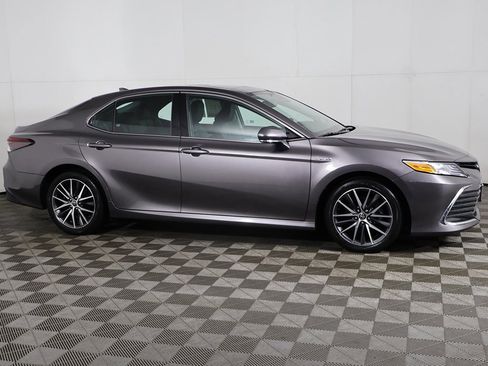 Used 2021 Toyota Camry XLE w/ Navigation Upgrade Package image 16