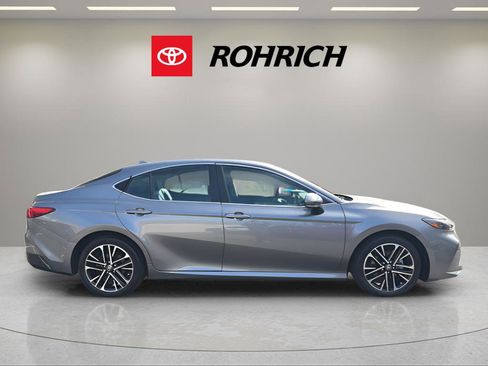 Used 2025 Toyota Camry XLE image 5