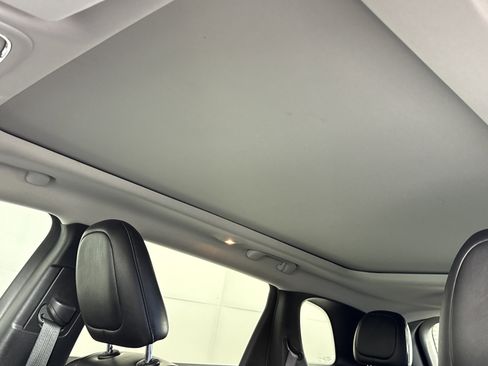 Used 2019 Jeep Cherokee Latitude Plus w/ Comfort/Convenience Group image 18