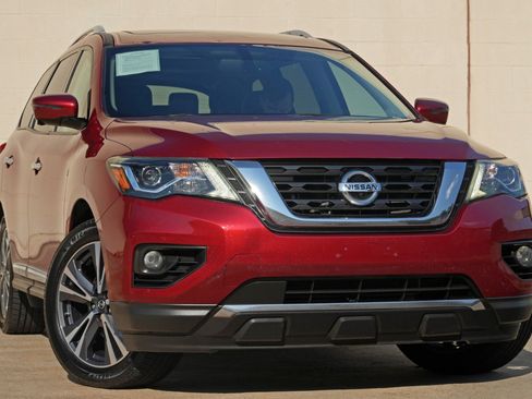 Used 2017 Nissan Pathfinder Platinum w/ Family Entertainment Package AWD/4WD image 2