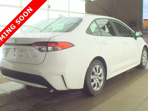 Used 2022 Toyota Corolla LE image 3