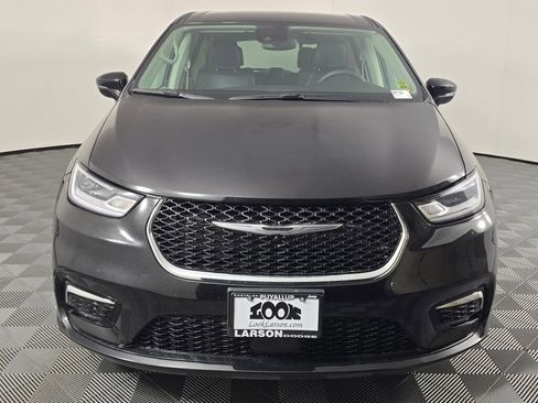 Used 2024 Chrysler Pacifica Touring-L image 8