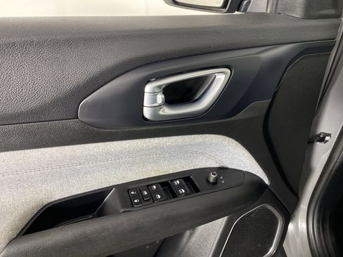 Used 2023 Jeep Compass Latitude AWD/4WD image 15