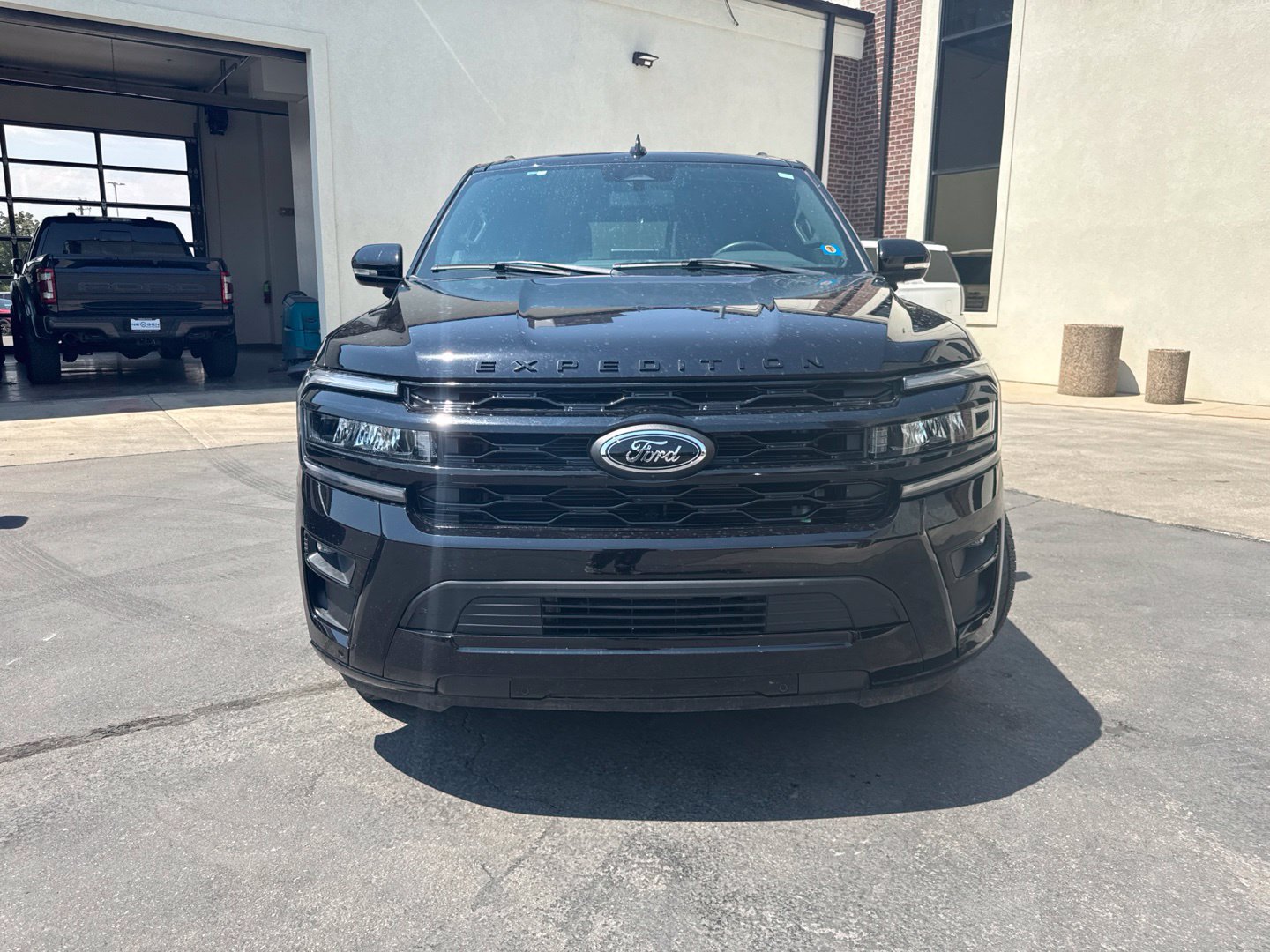 Used 2024 Ford Expedition Limited AWD/4WD image 3