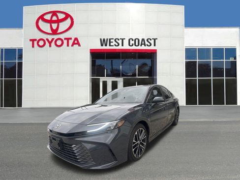 Used 2025 Toyota Camry XLE image 1