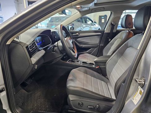 Certified 2025 Volkswagen Jetta SE image 22
