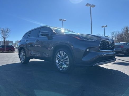 Used 2024 Toyota Highlander Platinum image 3