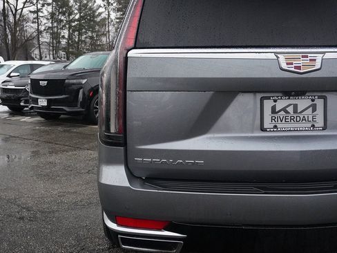 Used 2022 Cadillac Escalade Premium Luxury image 19