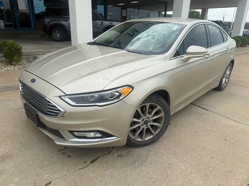 Used 2017 Ford Fusion SE w/ Fusion SE Technology Package FWD image 4