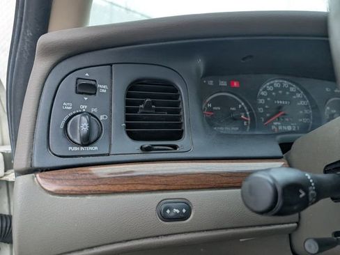 Used 2002 Ford Crown Victoria LX image 7