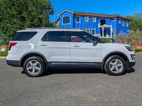 Used 2017 Ford Explorer XLT w/ Equipment Group 202A AWD/4WD image 4