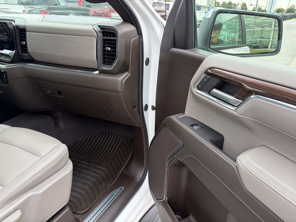 Used 2024 Chevrolet Silverado 1500 LT w/ Leather Package AWD/4WD image 17