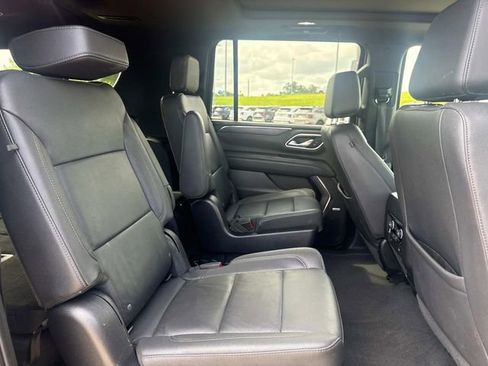 Used 2023 Chevrolet Suburban LT w/ Luxury Package RWD image 14