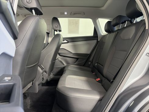 Used 2022 Volkswagen Taos SE FWD image 7