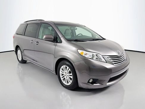 Used 2015 Toyota Sienna XLE image 1