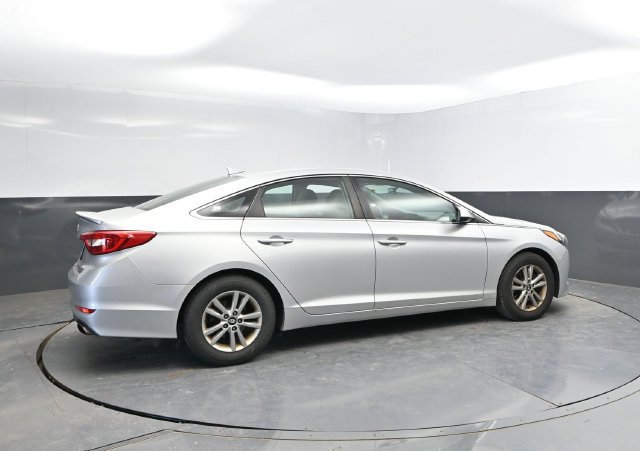 Used 2015 Hyundai Sonata SE FWD image 2