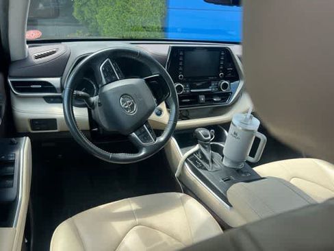 Used 2021 Toyota Highlander XLE FWD image 13
