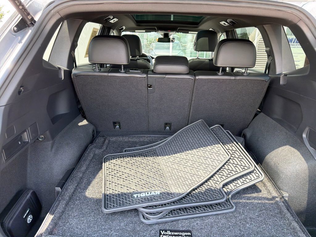 Certified 2024 Volkswagen Tiguan SE R-Line AWD/4WD image 24