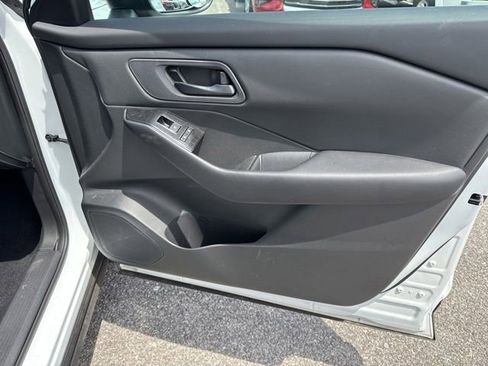 Used 2025 Nissan Rogue S FWD image 13