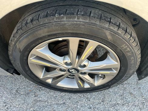 Used 2017 Hyundai Elantra SE FWD image 21