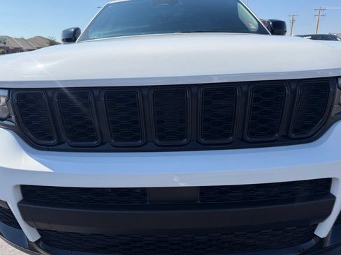 Used 2025 Jeep Grand Cherokee L Laredo RWD image 7