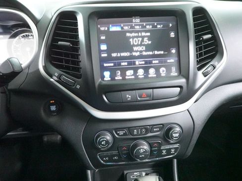Used 2017 Jeep Cherokee Overland AWD/4WD image 16