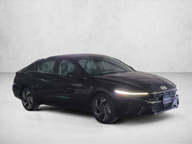 Used 2025 Hyundai Elantra SEL FWD image 3