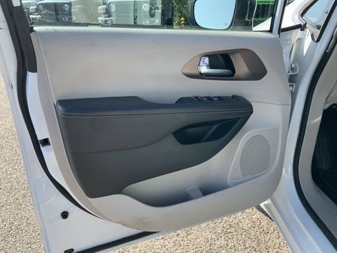 Used 2023 Chrysler Voyager LX FWD image 22