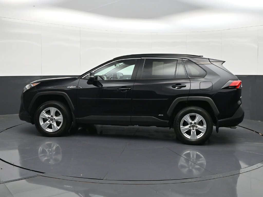 Used 2021 Toyota RAV4 LE AWD/4WD image 2