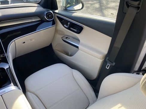 Used 2025 Mercedes-Benz GLC 350e 4MATIC image 31