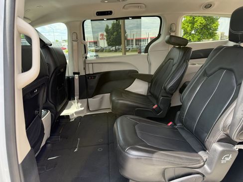 Used 2024 Chrysler Pacifica Touring-L FWD image 29